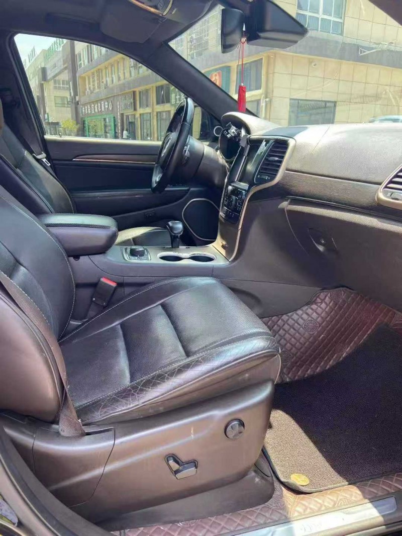 襄阳15年Jeep大切诺基7