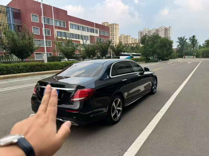青岛17年奔驰E8