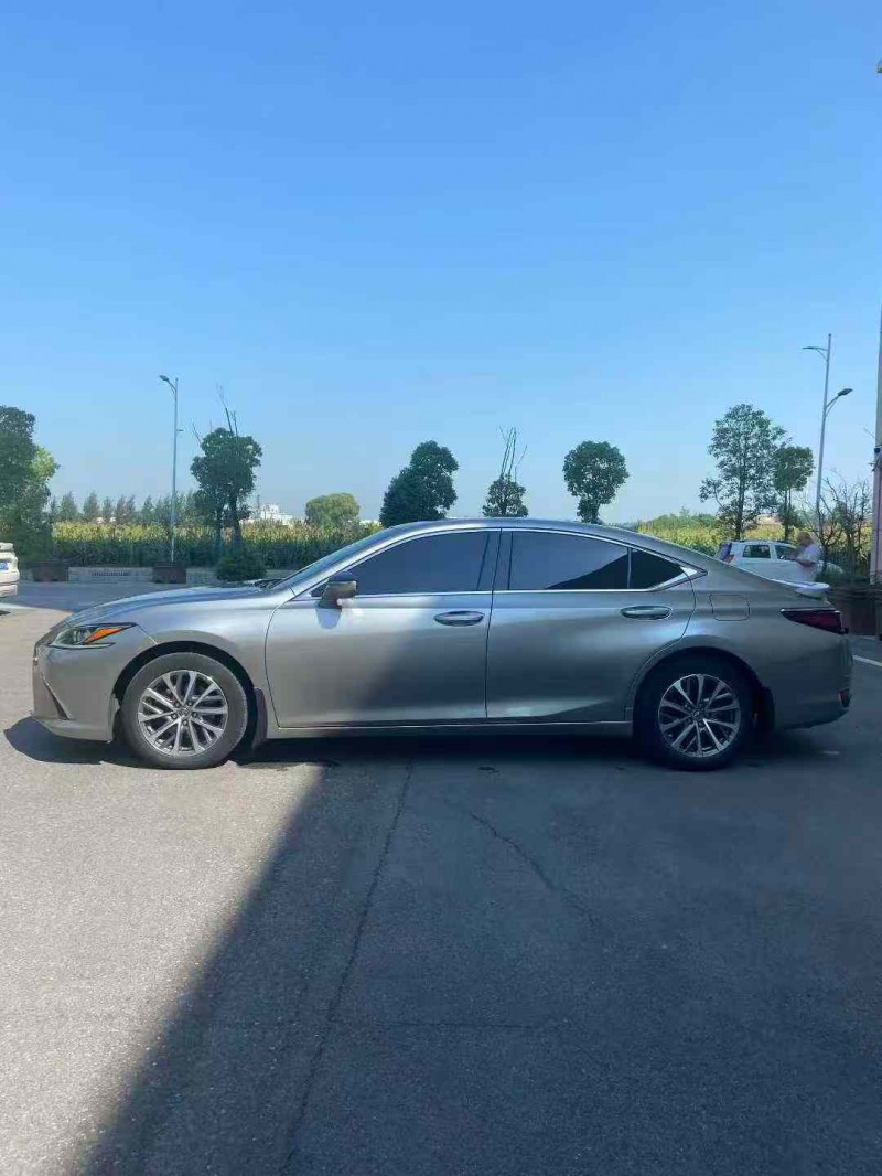 襄阳22年雷克萨斯ES5