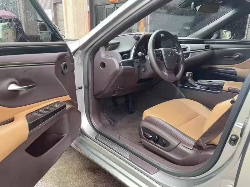 广州21年雷克萨斯ES7