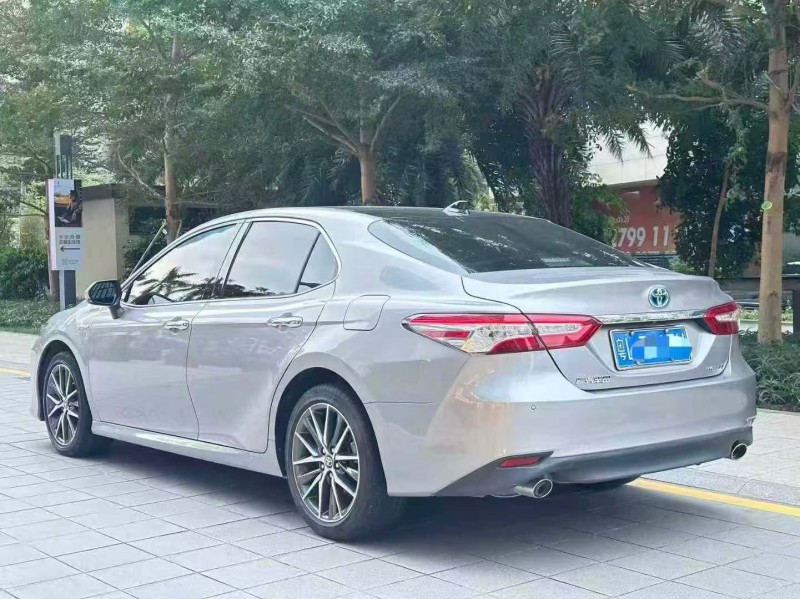 广州22年丰田凯美瑞8