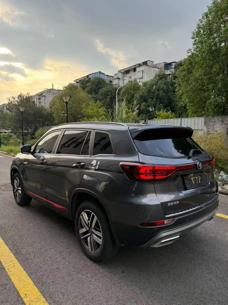 成都23年长安汽车CS758