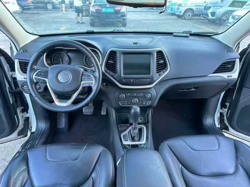 东莞17年Jeep自由光7