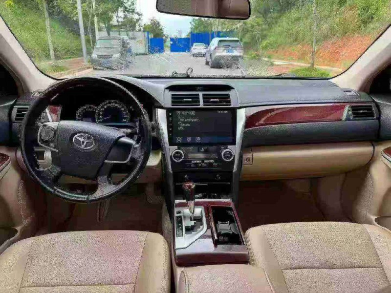 南宁14年丰田凯美瑞5