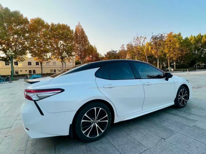 济宁19年丰田凯美瑞8