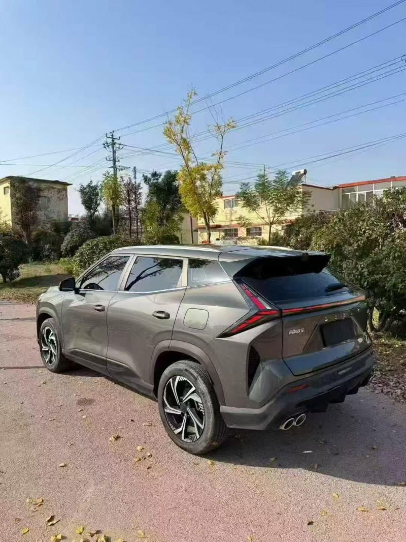 济宁23年吉利博越7