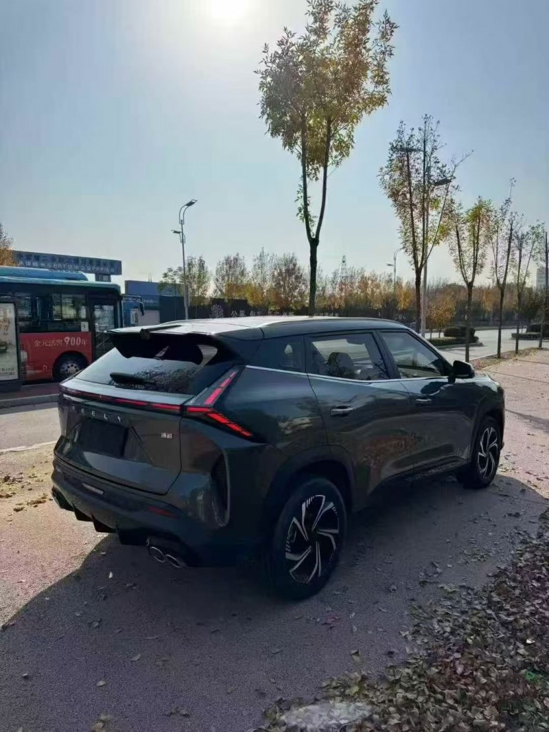 济宁23年吉利博越8
