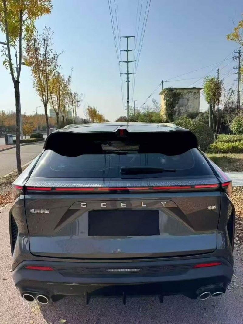 济宁23年吉利博越9