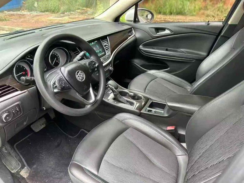 南宁18年别克威朗4