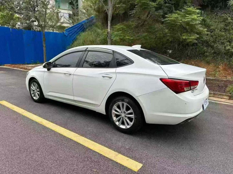 南宁18年别克威朗8