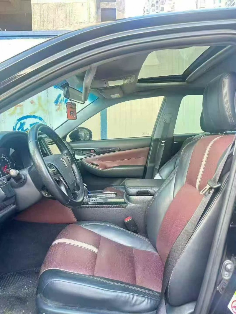 防城港17年丰田皇冠5