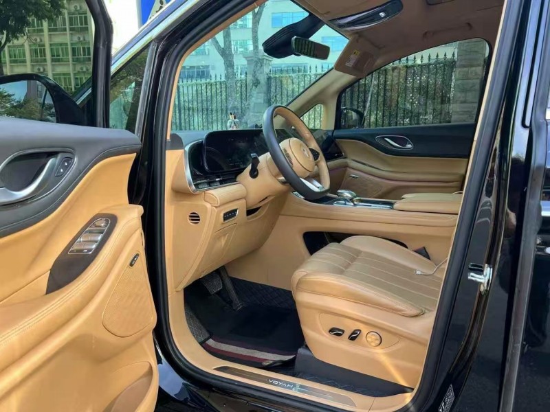 广州24年岚图汽车梦想家6