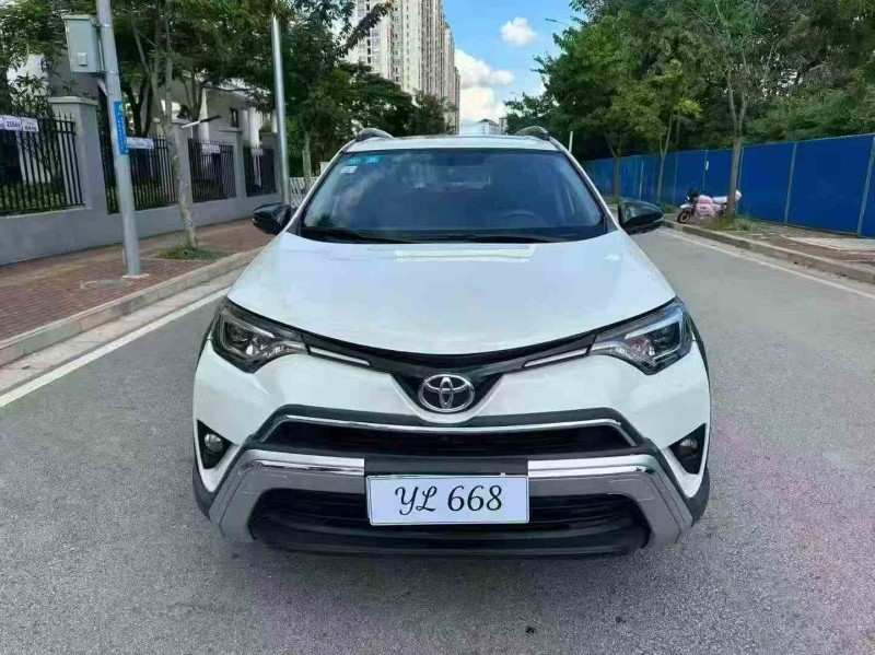南宁19年丰田RAV4荣放1