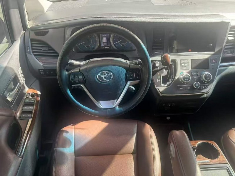 梧州16年丰田塞纳8