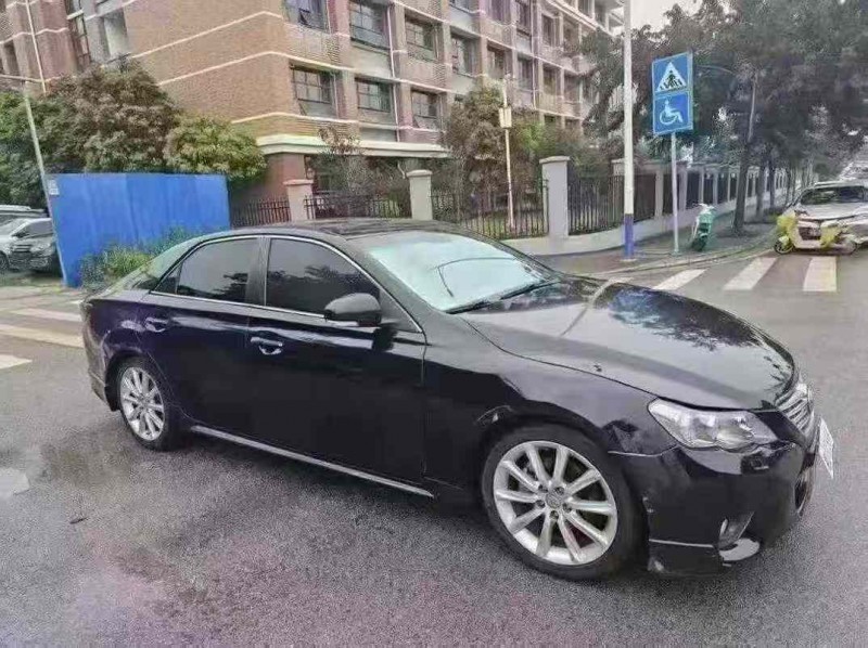 南宁11年丰田锐志2