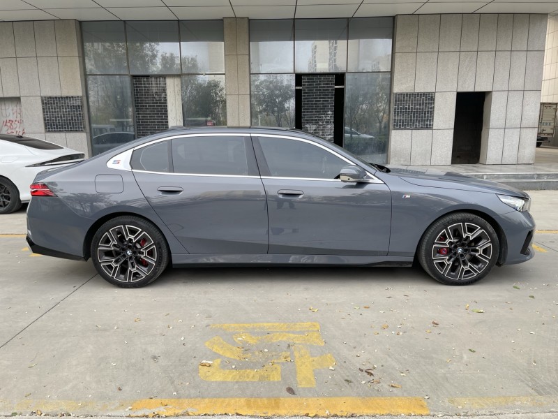 济宁24年宝马5系8