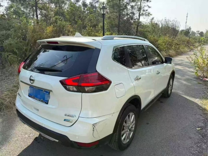 十堰17年日产奇骏8