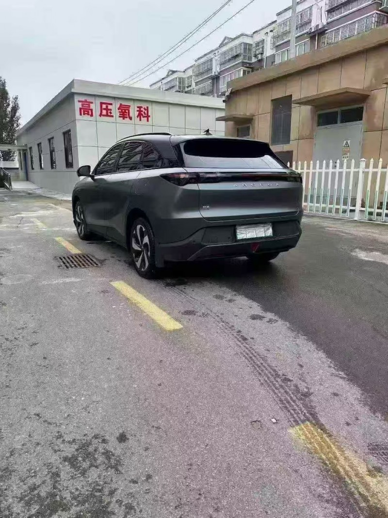 济宁25年极狐汽车阿尔法7