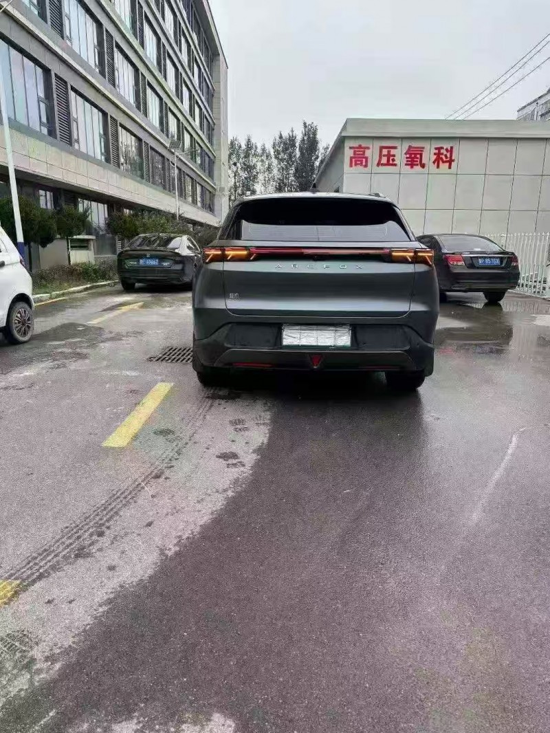 济宁25年极狐汽车阿尔法9