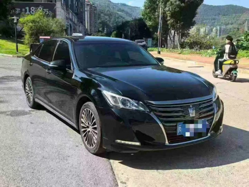 厦门19年丰田皇冠3