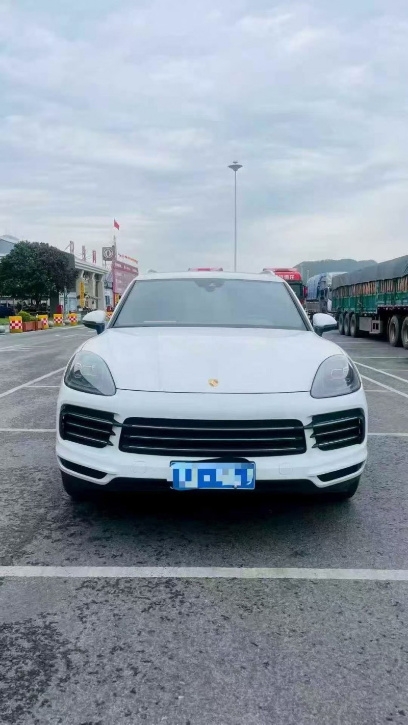 青岛19年保时捷卡宴1