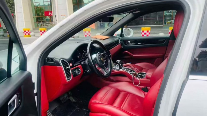 青岛19年保时捷卡宴4