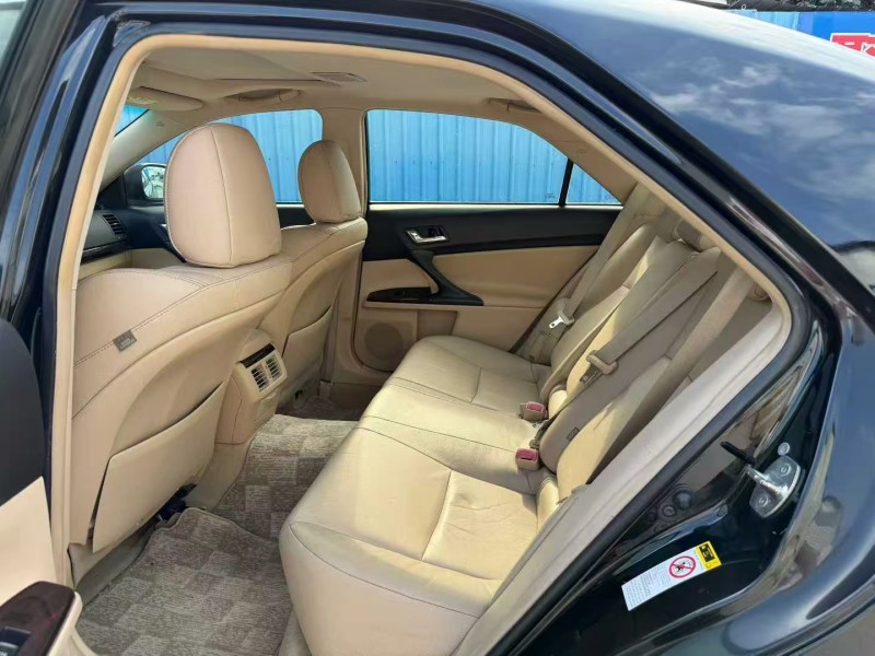 茂名13年丰田锐志5