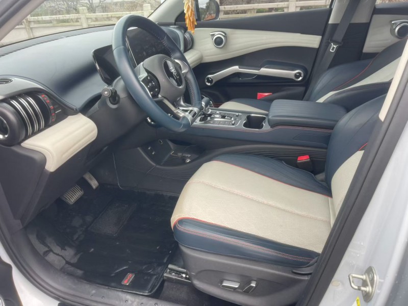 厦门22年比亚迪元8