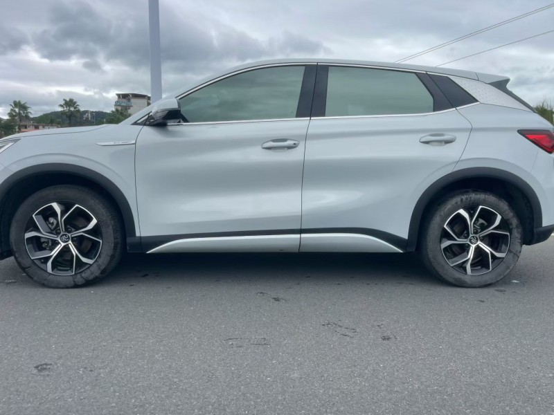 厦门22年比亚迪元9