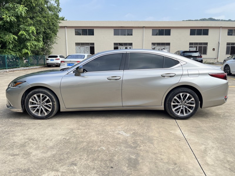 中山23年雷克萨斯ES3