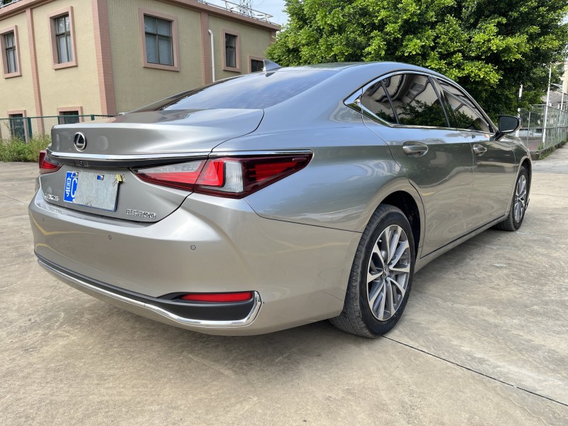 中山23年雷克萨斯ES5