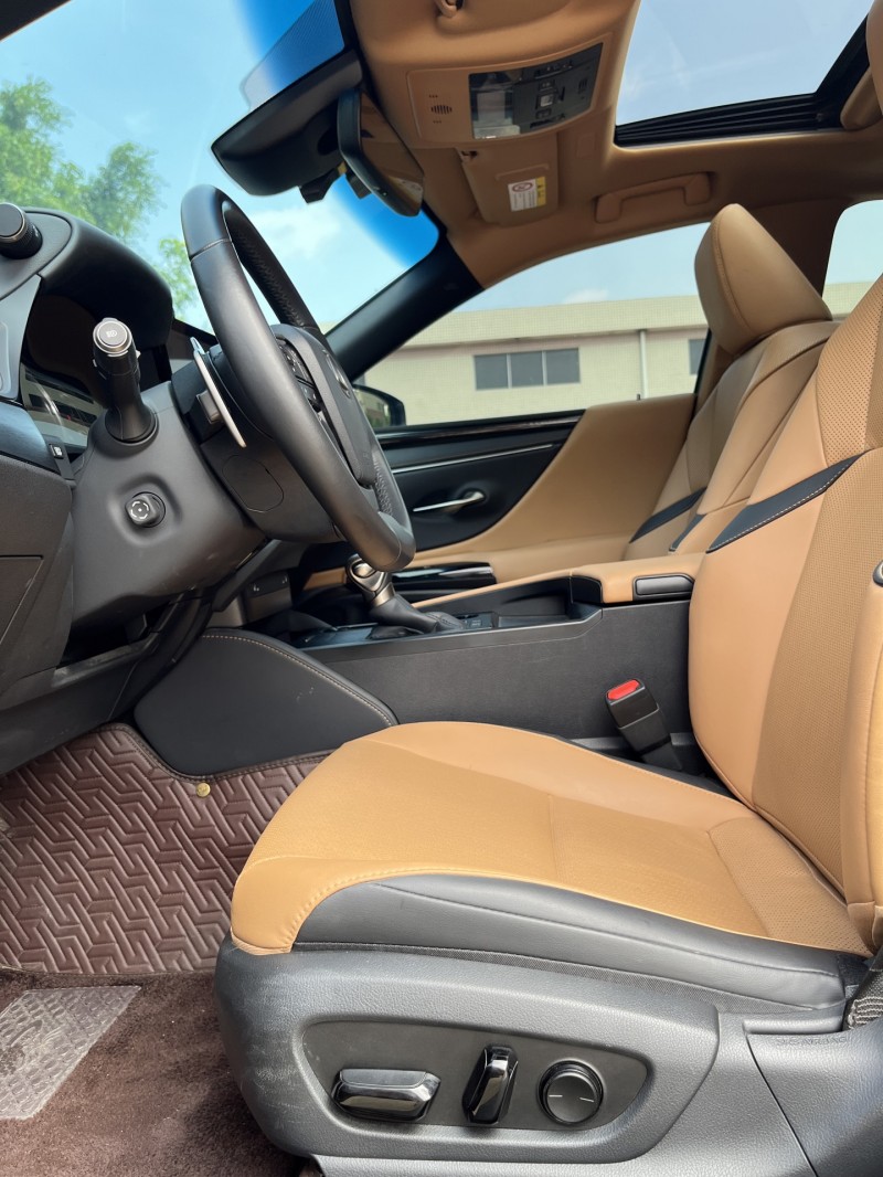 中山23年雷克萨斯ES8