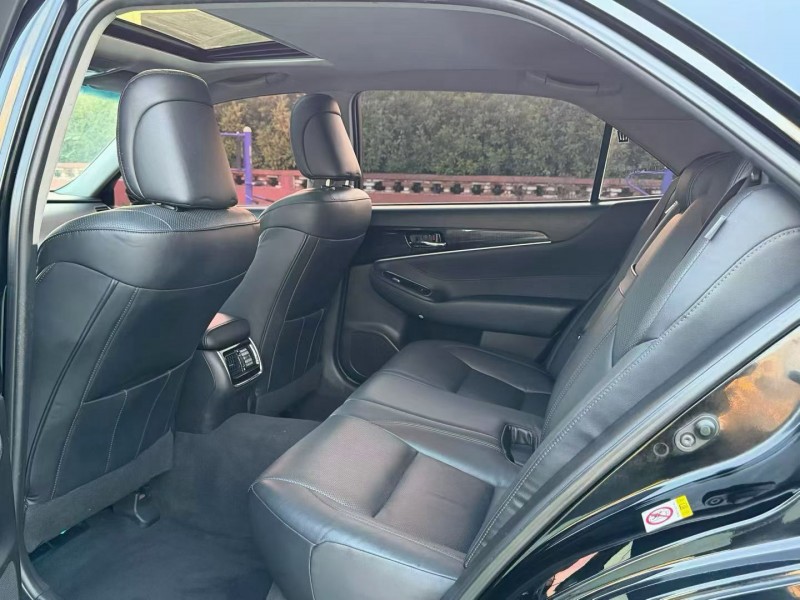 青岛17年丰田皇冠5