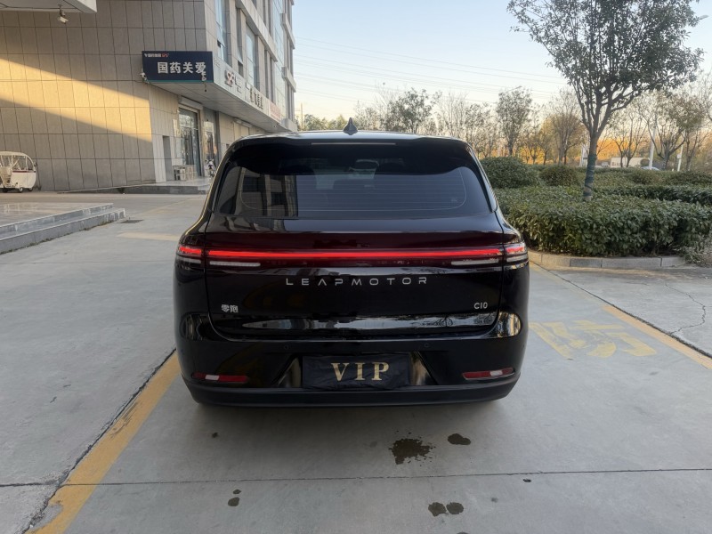 济宁24年零跑汽车C109