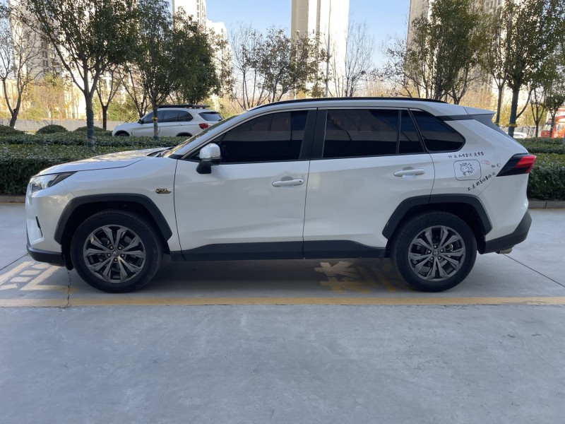济宁23年丰田RAV4荣放8