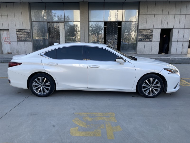 济宁19年雷克萨斯ES8