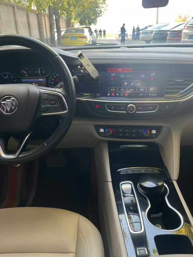 保定21年别克君威8