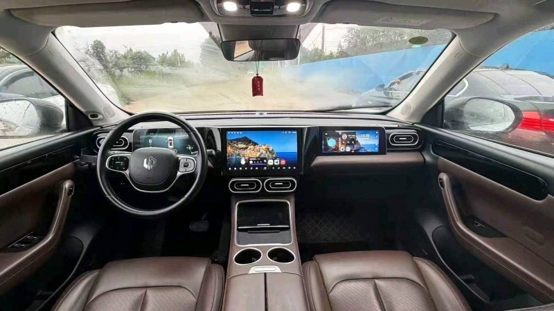 青岛23年零跑汽车C117