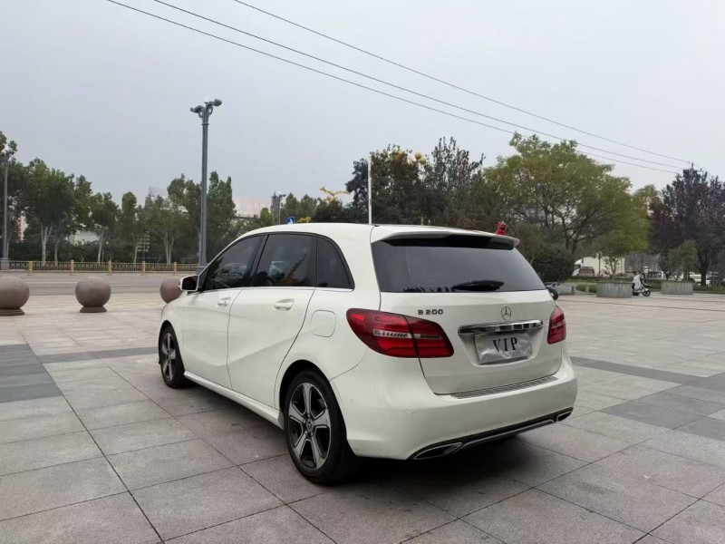 东营17年奔驰B8