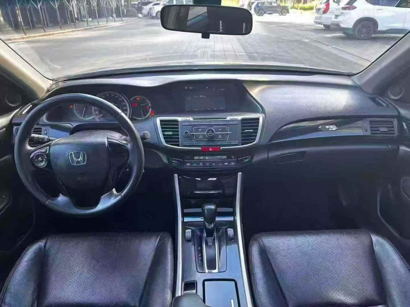 佛山17年本田雅阁7