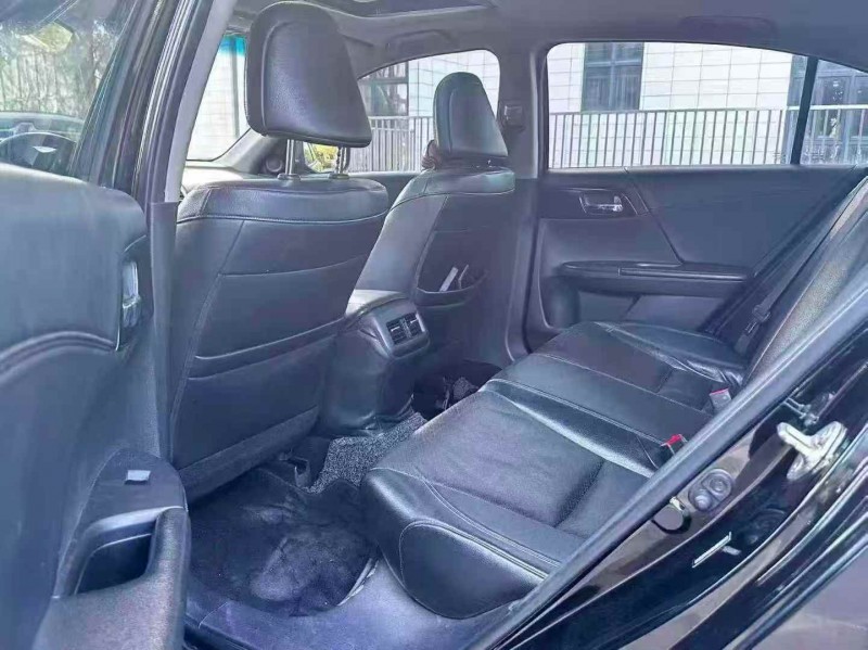 佛山17年本田雅阁8