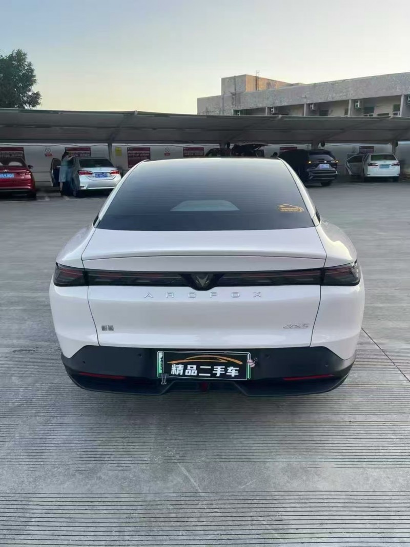 广州24年极狐汽车阿尔法9