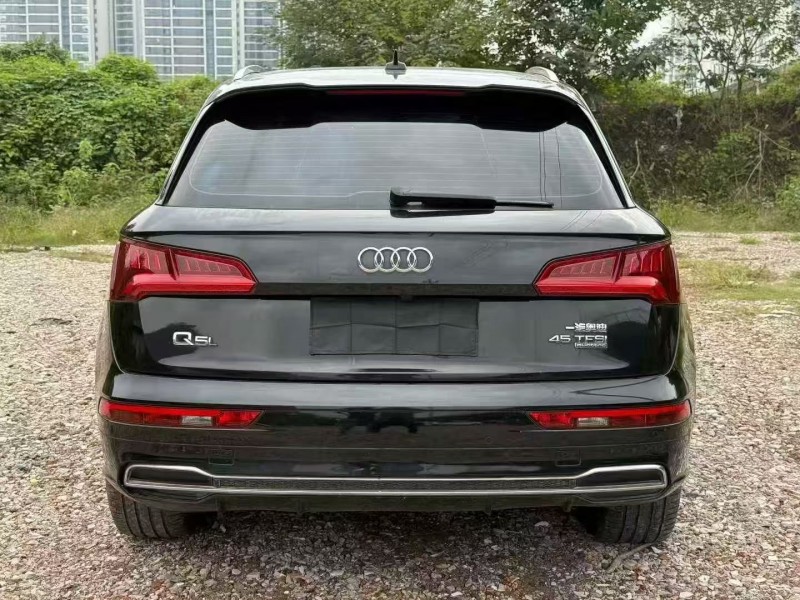 张家界21年奥迪Q59