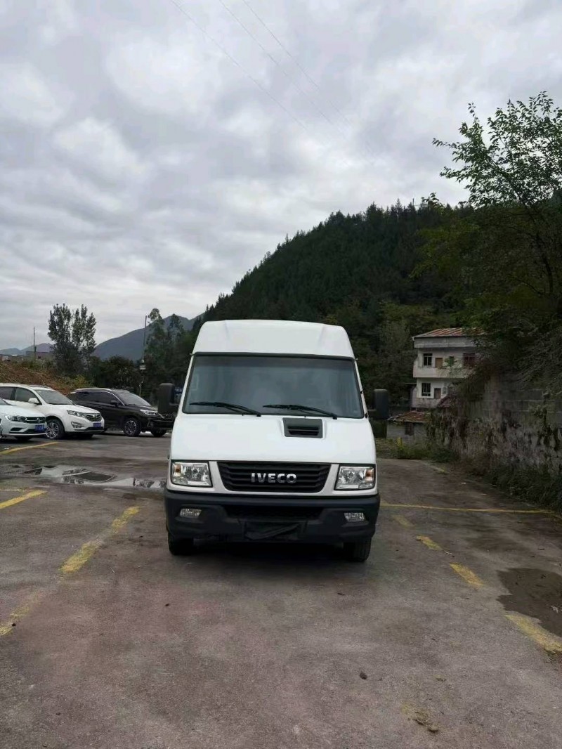 重庆23年依维柯得意1