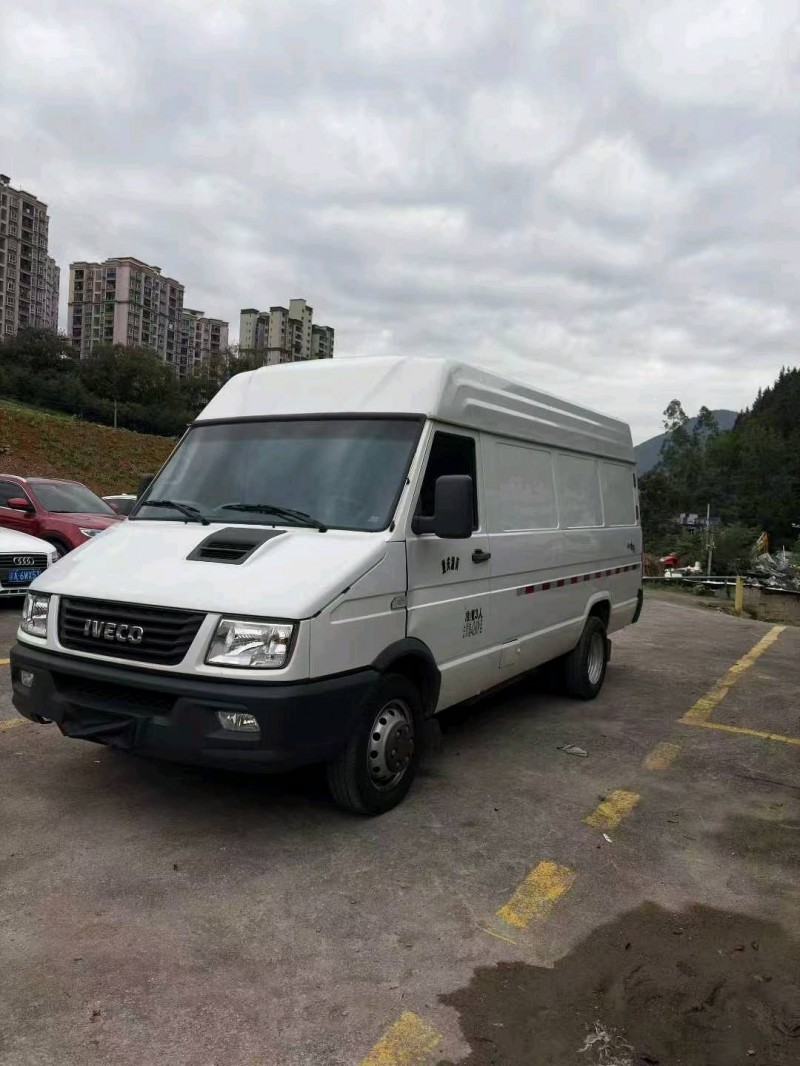 重庆23年依维柯得意4