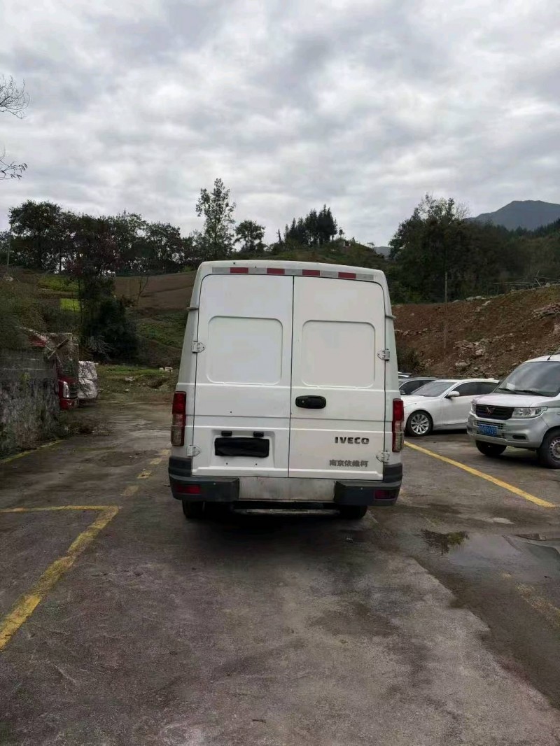 重庆23年依维柯得意6