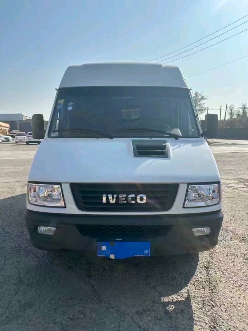 青岛23年依维柯得意1