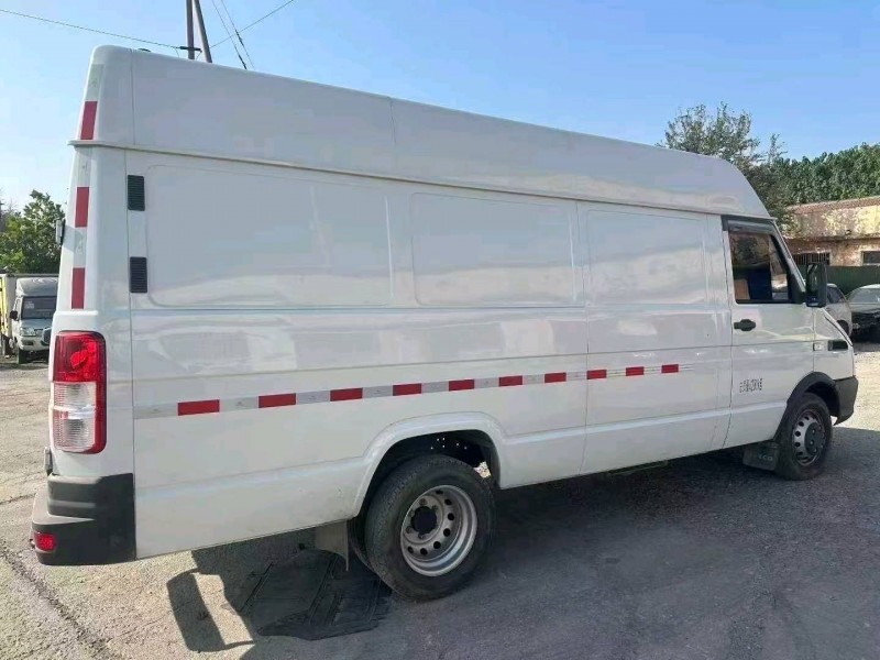 青岛23年依维柯得意3