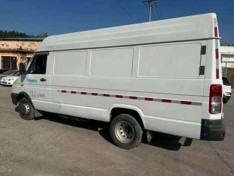 青岛23年依维柯得意4