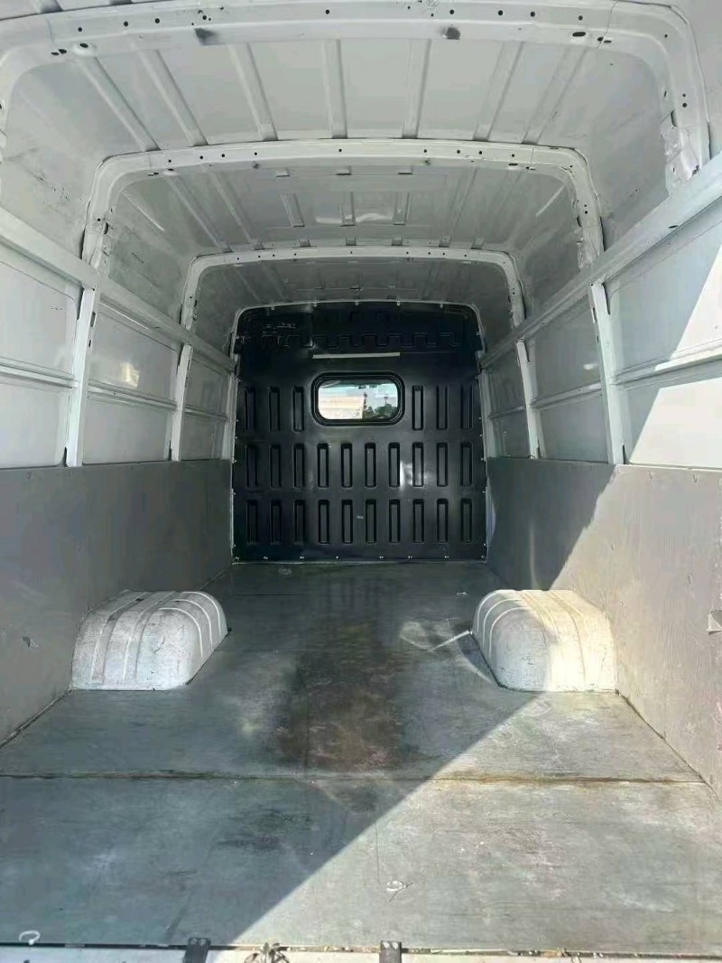 青岛23年依维柯得意7